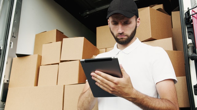 pexels-artem-podrez-5025643 kurier