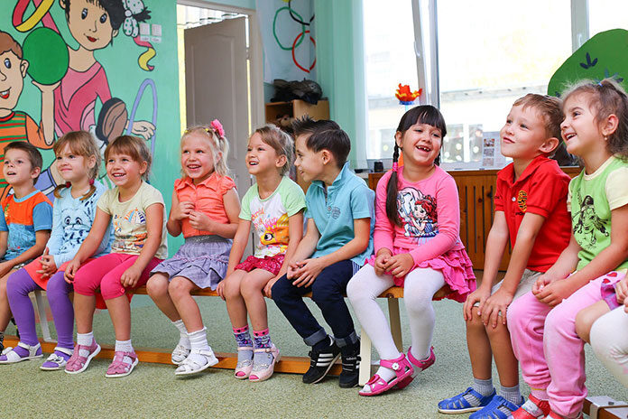 Sprawdzone pomysły na aranżację trwałej i atrakcyjnej dla dzieci podłogi w przedszkolu