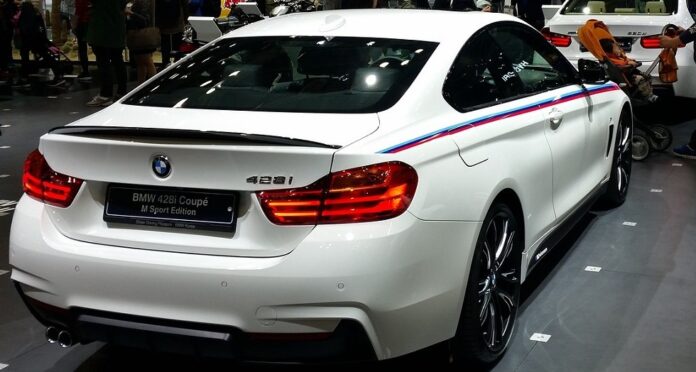 10 powodów, dlaczego warto wybrać salon samochodowy jako swoje miejsce pracy