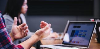 Czy szkolenia zawodowe są ważniejsze od tradycyjnego wykształcenia?