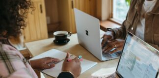 Szkolenia zawodowe a rozwój kompetencji miękkich - jak jedno wpływa na drugie?