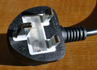 Jakie jest minimalne natężenie oświetlenia na stanowisku obsługi komputera?