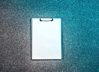 Co ile Polak wymienia telefon?