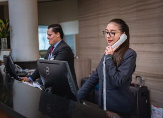 Ile godzin pracuje recepcjonistka w hotelu?